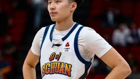 U20亚洲杯首秀惊现5秒红牌！震撼瞬间！→ 亚洲杯U20首战现惊悚5秒红牌！瞬间震惊！