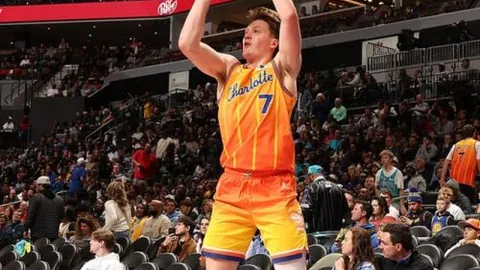 “斯维拉尔拒绝罗马续约邀约，切尔西与曼城领跑竞逐争夺战”